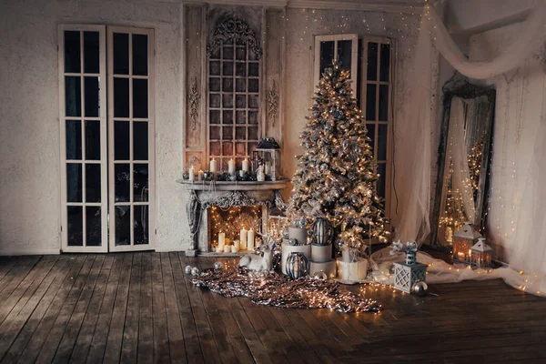 Теплый Уютный Вечер Дизайне Рождественского Интерьера Елка Украшена Огнями Подарки — стоковое фото