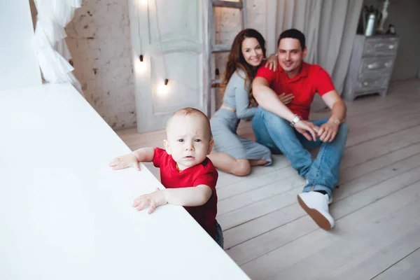 Gelukkig Ouders Poseren Met Baby Jongen Vloer Kamer — Stockfoto