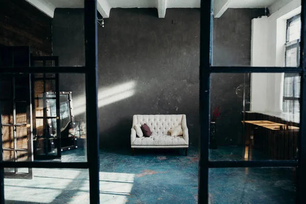 Beyaz Kanepeli Modern Apartman Dairesi — Stok fotoğraf