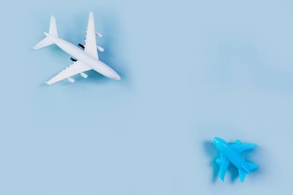 Δύο Μοντέλο Αεροπλάνο Παιχνίδι Μπλε Φόντο Διακοπές Ταξιδιωτική Έννοια Φόντο — Φωτογραφία Αρχείου