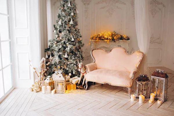 Piękne Boże Narodzenie Wspaniałe Białe Klasyczne Wnętrze Choinki Dekoracje Dekoracje — Zdjęcie stockowe