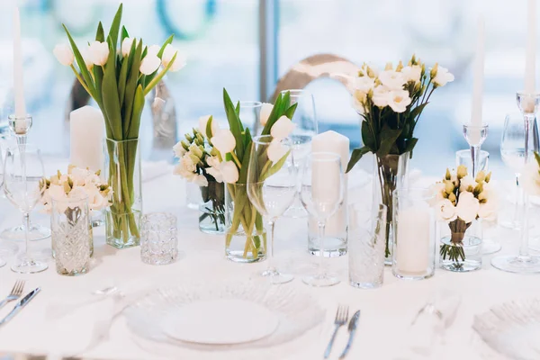 Gros Plan Table Mariage Élégante Avec Des Fleurs Blanches — Photo