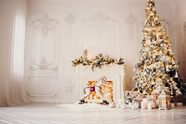 Klasszikus Belső Tér Egy Fehér Szoba Karácsonyfa Koszorúval Díszített Kandalló — Stock Fotó