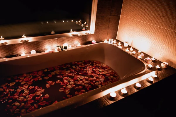 Bath Filled Rose Petals Candlelight Romantic — Stock Photo, Image