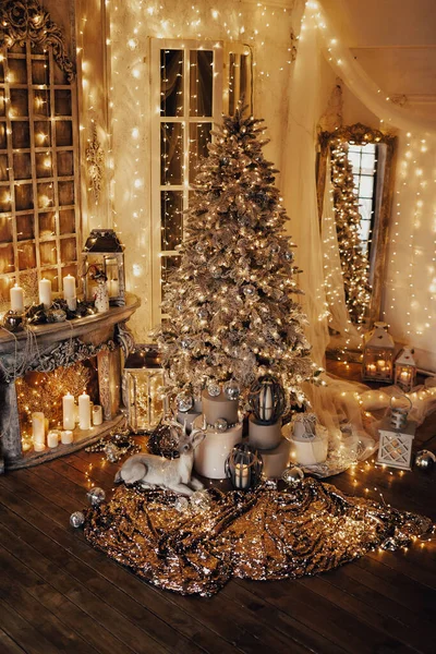 Warmer Und Gemütlicher Abend Weihnachtlichen Interieur Weihnachtsbaum Geschmückt Mit Lichtern — Stockfoto