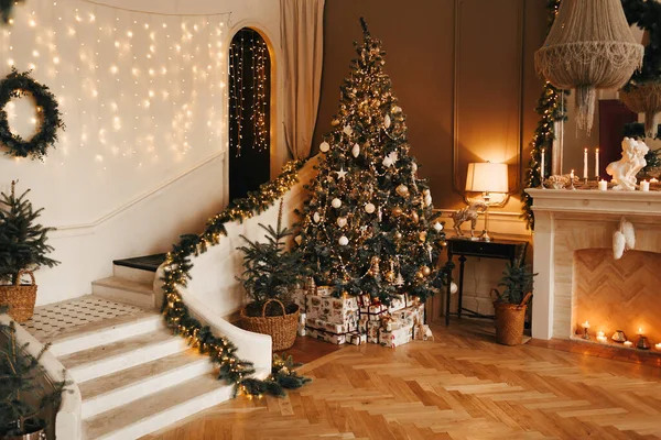 Lusso Accogliente Calda Stanza Natale Interior Design Albero Natale Decorato — Foto Stock