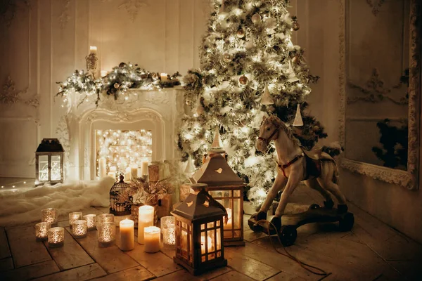 Schöne Gemütliche Raumgestaltung Mit Weihnachtsbaum Girlanden Kamin Laternen Schaukelpferd Geschenke — Stockfoto