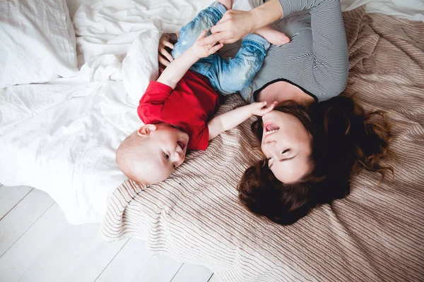 Mutlu anne ve bebek evde yatakta.