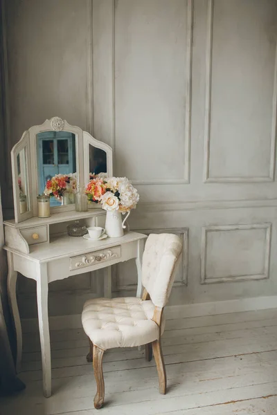 Schönes Weißes Interieur Klassisches Zimmer Mit Holzboden Helle Wände Mit — Stockfoto