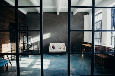 Beyaz kanepeli modern apartman dairesi.