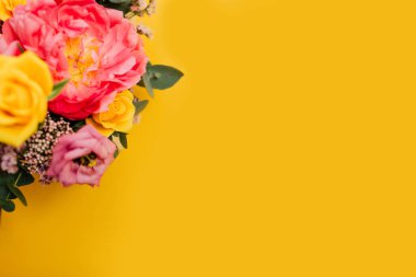 Sarı arkaplanda renkli çiçekler, metin için boşluk konseptini kopyala