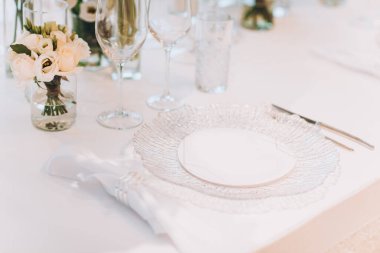 Beyaz çiçekli güzel bir düğün masası.