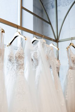 Mağazadaki askılarda asılı güzel beyaz gelinlikler