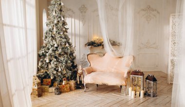 Noel ağacının muhteşem beyaz iç dekorasyonu kanepe hediyeleri ve büyük bir penceresi olan harika bir Noel Baba iç mimarisi.