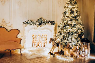 Noel 'in muhteşem, beyaz, klasik iç dekorasyonu Noel ağacı, şömine süslemeleri kanepe oyuncakları hediyeleri.