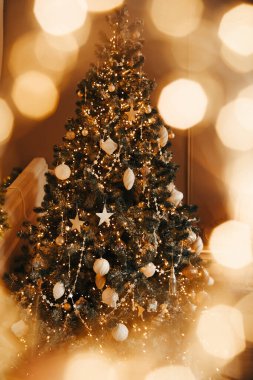 Lüks konforlu ve sıcak Noel odası iç tasarımı, ışıklarla süslenmiş Xmas ağacı hediyeler, mumlar, lambalar, çelenkler, aydınlatma şöminesi, tatil salonu..
