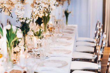 Beyaz çiçekli güzel bir düğün masası.