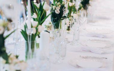 Beyaz çiçekli zarif düğün masasının yakın çekimi