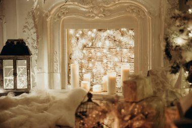 Stüdyoda yeni yıl ağacı ve çelenkleri