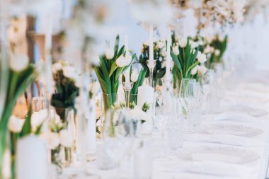 Beyaz çiçekli güzel bir düğün masası.