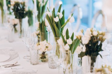 Beyaz çiçekli zarif düğün masasının yakın çekimi