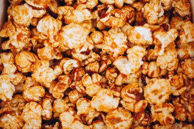 Üst manzara tatlı karamelize edilmiş patlamış mısır