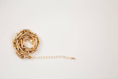 Beyaz arka planda büyük altın örgülü zincir bileziğin yakın çekim görüntüsü