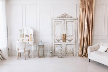 Güzel beyaz iç mekan, ahşap zemin ve kapılı klasik oda, pervazlı ışık duvarı, aynalı sandalye masası.