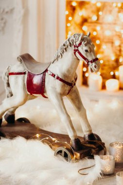 oyuncak ahşap sallanan at şöminedeki bulanık ışıkların arka planında