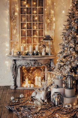 Noel odasında sıcak ve sıcak bir akşam, iç tasarım, ışıklarla süslenmiş Noel ağacı, oturma odası. Yeni yılda sihir.
