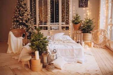 Noel tarzı tasarım ve xmas ağacıyla döşekli rahat ışık odası