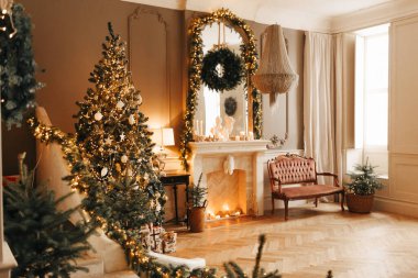 Lüks konforlu ve sıcak Noel odası iç tasarımı, ışıklarla süslenmiş Xmas ağacı hediyeler, mumlar, lambalar, çelenkler, aydınlatma şöminesi, tatil salonu..