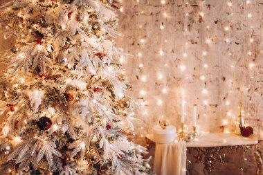 Oyuncak ve balolarla süslenmiş güzel parlak Noel ağacının yakın görüntüsü  