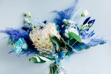 Pastel arka planda mavi çiçekli güzel bir buket.