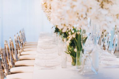 Beyaz çiçekli güzel bir düğün masası.