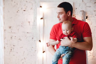 Mutlu baba kucağında bebeğiyle odada.
