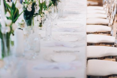 Beyaz çiçekli zarif düğün masasının yakın çekimi