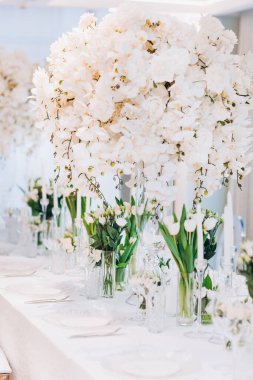 Beyaz çiçekli güzel bir düğün masası.