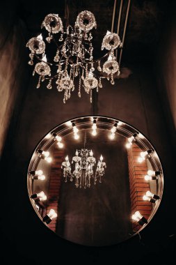 Aynada zarif bir avize yansıması