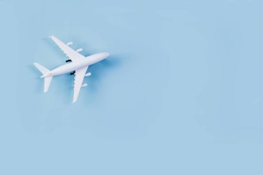 Uçak oyuncak modeli mavi arka planda izole, seyahat kavramı arka planı