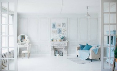 Beyaz sandalyeli ve kanepeli modern oturma odasının içinde.