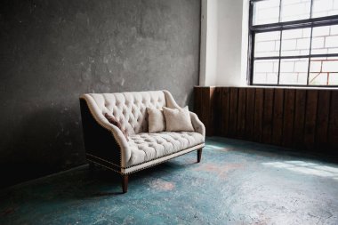 Kanepe ve dekorasyonla modern iç mekan