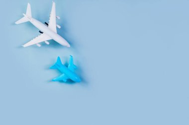 Mavi arka planda iki uçak oyuncağı modeli, tatil ya da seyahat kavramı