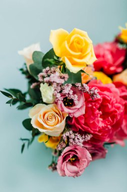 mavi pastel arkaplanda izole edilmiş güzel renkli çiçekler, metin için yeri olan kopyalama alanı