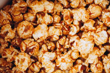 Üst manzara tatlı karamelize edilmiş patlamış mısır