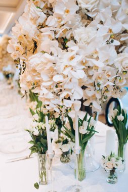 Beyaz çiçekli güzel bir düğün masası.
