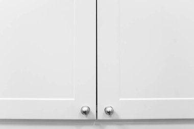 Modern bir dolabın kapısının krom saplı ve değirmenli kavramsal fotoğrafı.