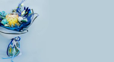 Pastel arka planda mavi çiçekli güzel bir buket.