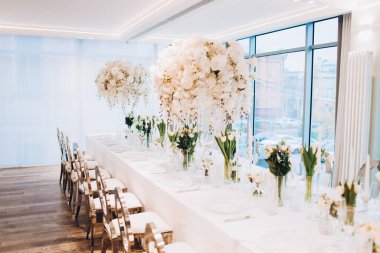 Beyaz çiçekli güzel bir düğün masası.