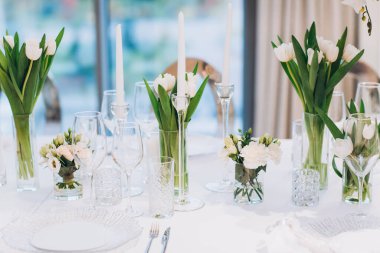 Düğün masasının üzerindeki beyaz çiçeklere yakın çekim